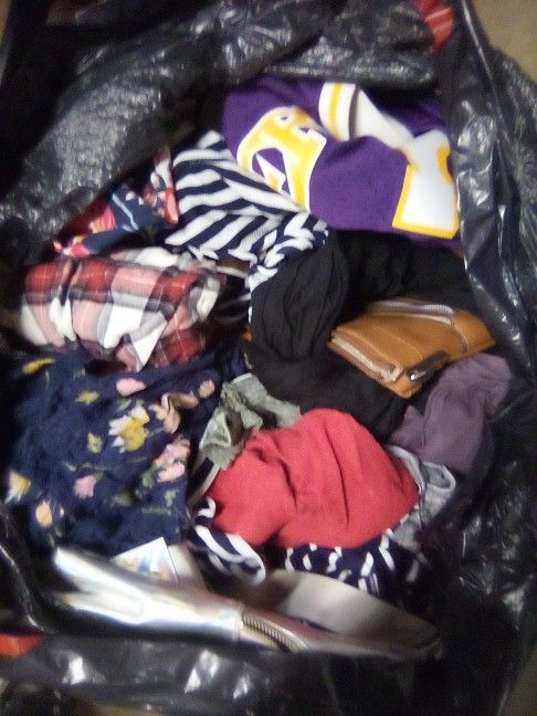 WOMENS SIZE LARGE/XL BAG OF CLOTHING/PURSES NICE STUFF NOT JUNK SELLING TOGETHER NO FLAWS