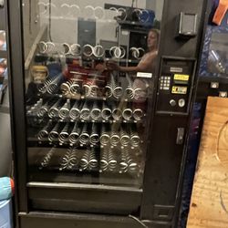 Snack vending machine