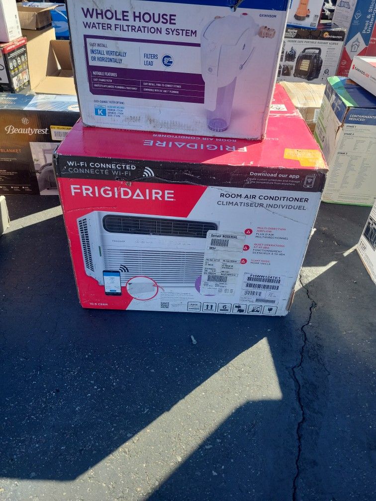 12,000 BTU 115 Volts Window Air Conditioner Cools 550 sq.