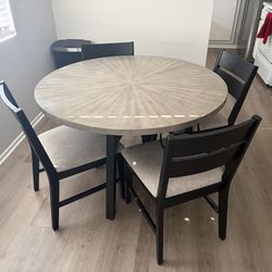 round dining table