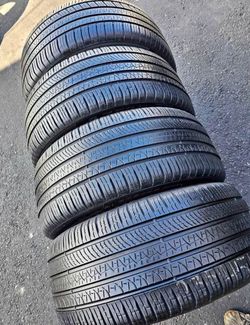 225/45r18 Pirelli tires con 80% de Vida Las 4