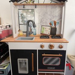 Play Kitchenette 