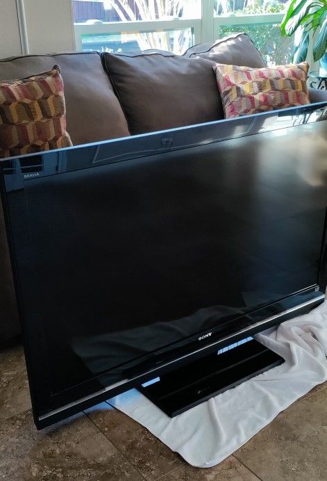 Sony 52" HDTV LCD TV with Base. Works Great.