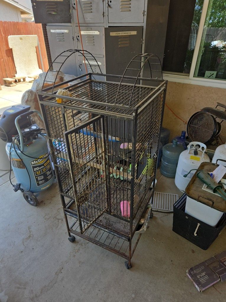 Heavy Duty Bird Cage..40$ Needs Cleaning