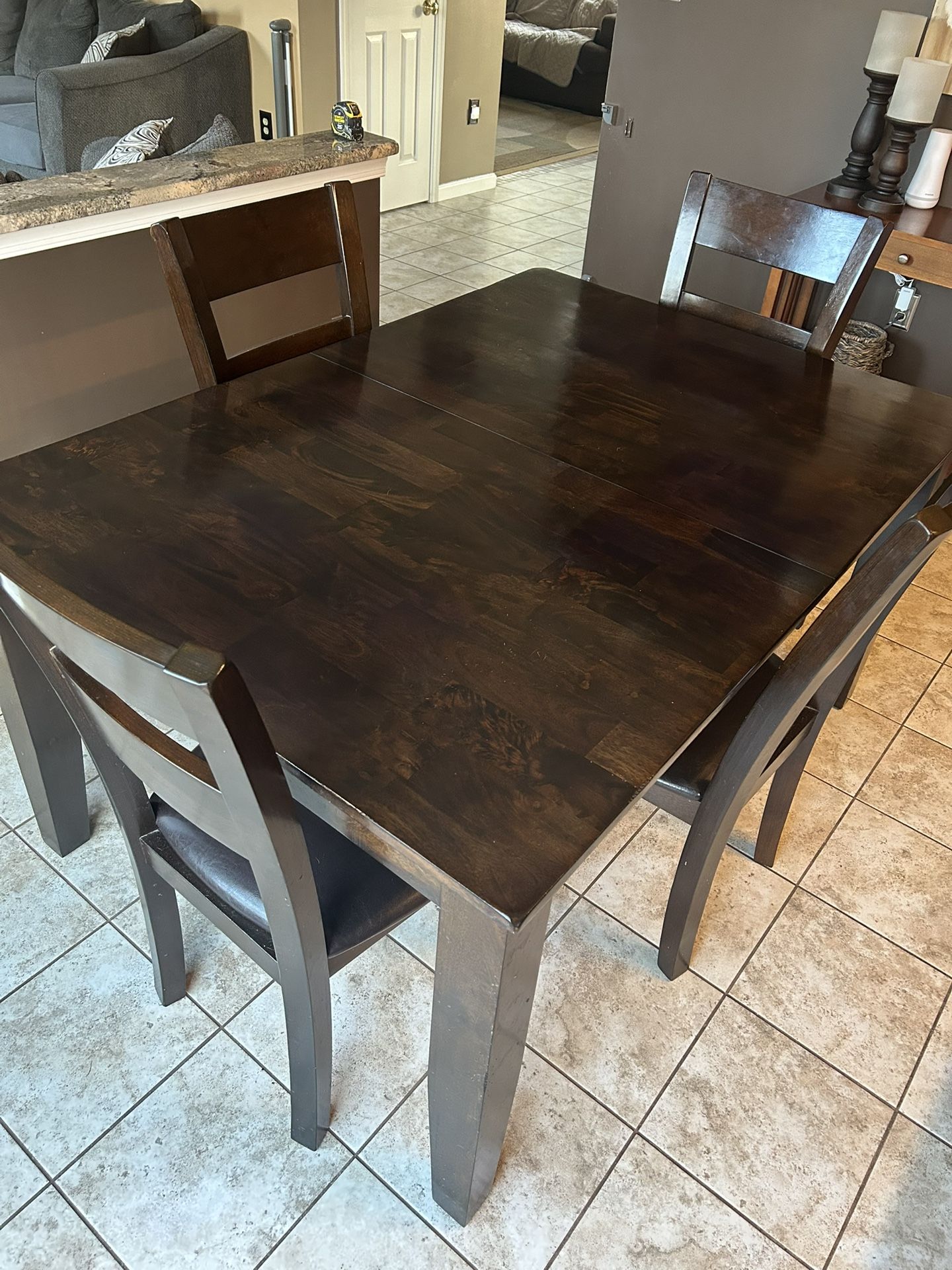 Kitchen table with built-in leaf