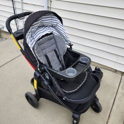 Graco Stroller. Includes Base, Car seat and Seat (2 positions)