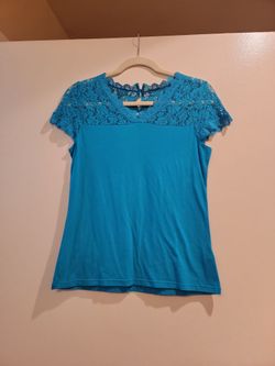 Teal short-sleeve lace Shoulder top Small
