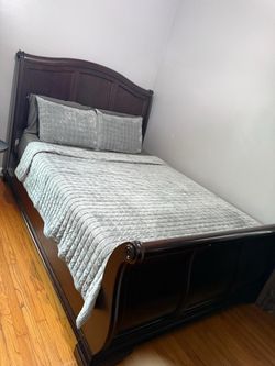 Queen bed set (bed, dresser and mirror, and chest)