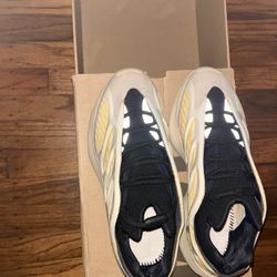 Yeezy 700 V3