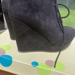 Black Wedges 