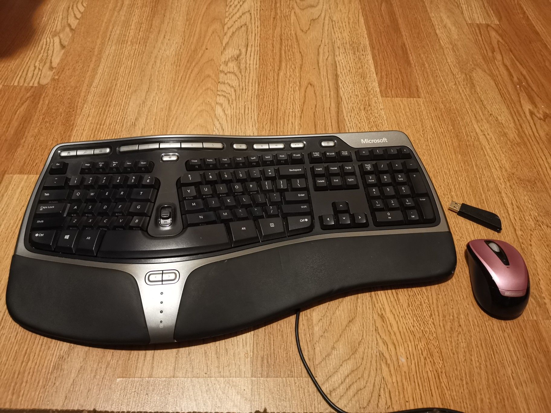 Keyboard Ergonómic and wireless Mouse