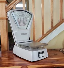 Original Pitney Bowes Model S-104 metal postal scale in great working condition 1970 to 80s.