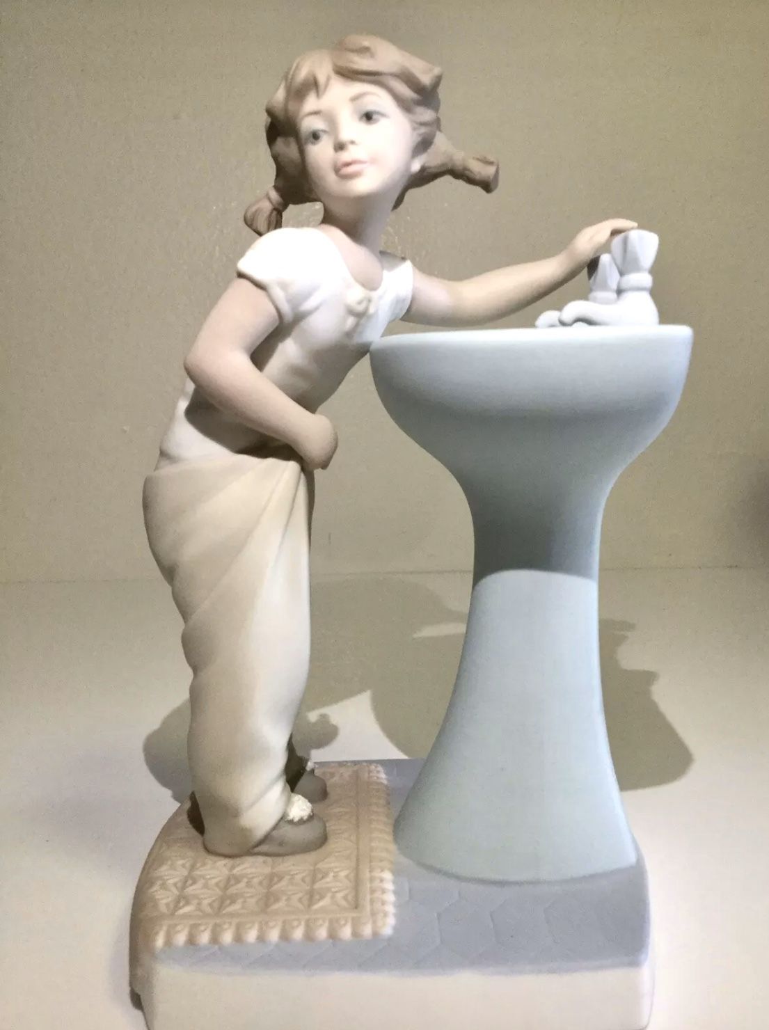 LLADRO CLEAN UP TIME GIRL AT THE BATHROOM SINK #4838