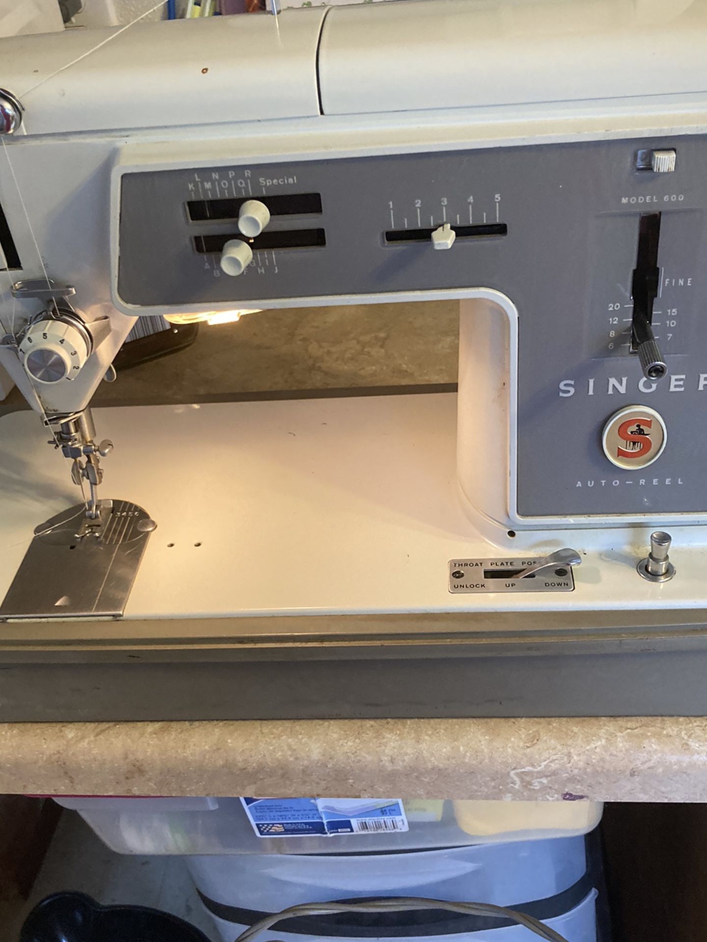 Singer Touch & Go Sewing Machine.  Loaded  With Extras .  Model 600 Ask ???’s