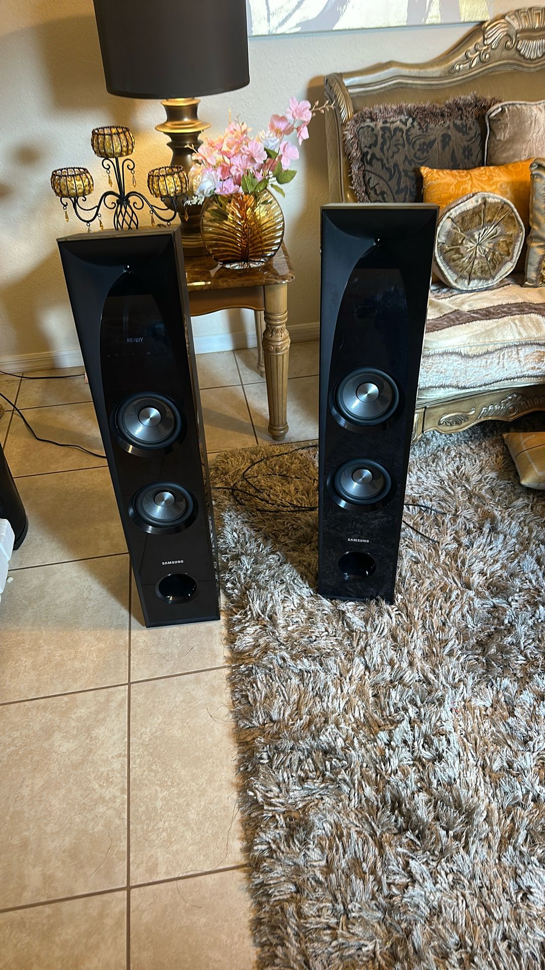 Very Nice Samsung Bluetooth Speaker With Am/fm Radio In Good Working Condition Come With Remote 