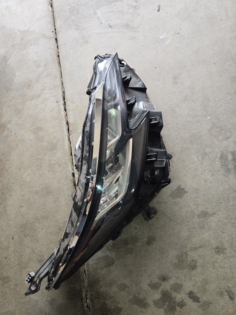 TOYOTA SIENA OEM RIGHT SIDE HEADLIGHT