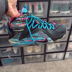 Nike LeBrons - Men 8.5