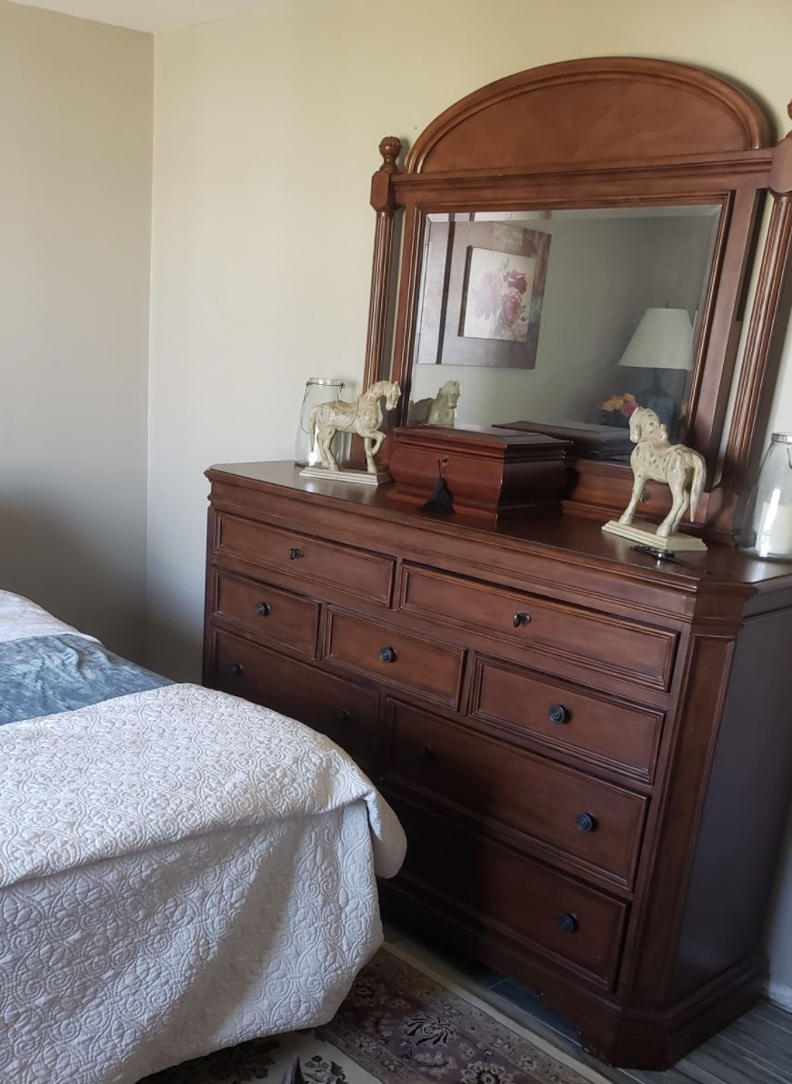 Dresser With Two Matching Nightstands