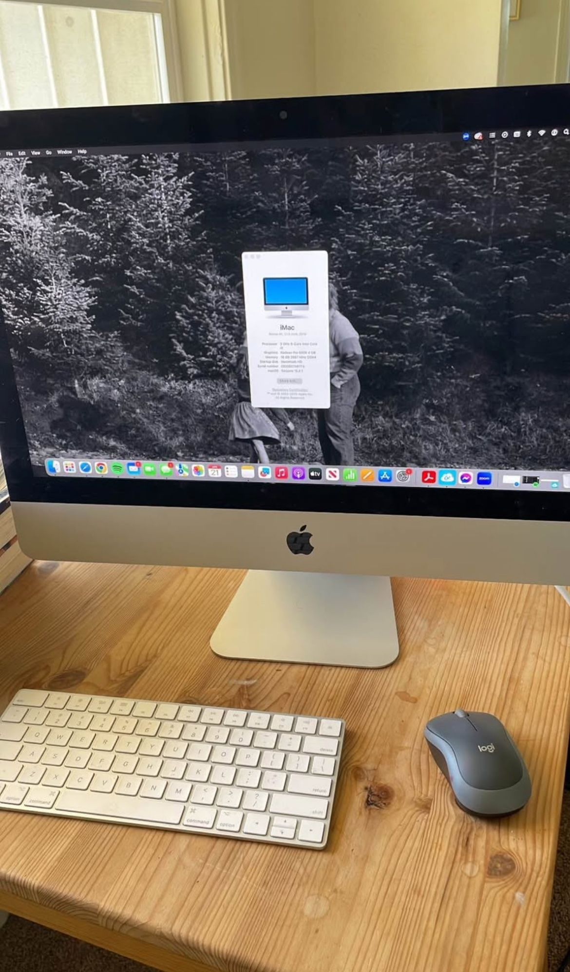 2019 Retina 4k, 21.5 inch iMac with Wireless Keyboard and Mouse
