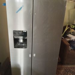 Brand New WHIRLPOOL REFRIGERATOR  WORKS GREAT 