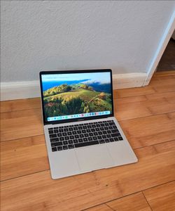 Macbook air 13 in i5 8gb ram 256gb ssd, Adobe, ms office, charger final cut logic or best offer