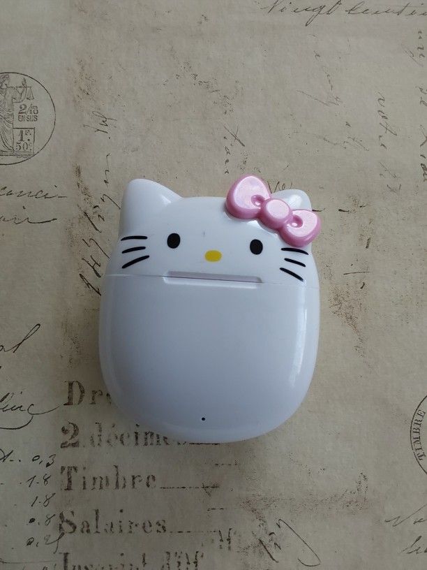 Hello Kitty Wireless Earbuds Charging Case (case only)