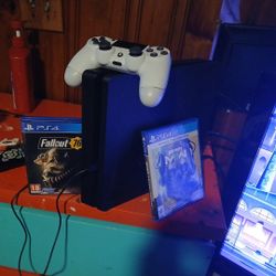 Ps4 With 2 Games( Fallout 76, Modern Warfare 2 Cross Gen Edition 