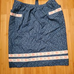 New aprons size small. In excellent condition. $3 each