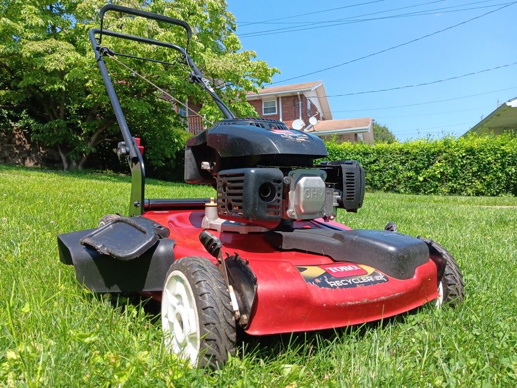 Toro 22" Recycler 3-in-1 Self-Propelled (FWD) Lawn Mower