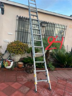 Escalera de 24 pies de aluminio con extensión de patas de 3 pies muy barata casi nueva