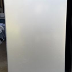 Mini Fridge 4.4 cubic feet