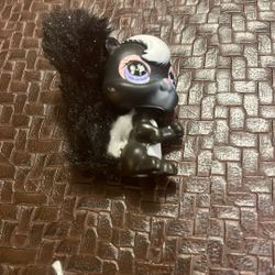 Littlest Pet Shop Skunk Purple Eyed 2007 #641