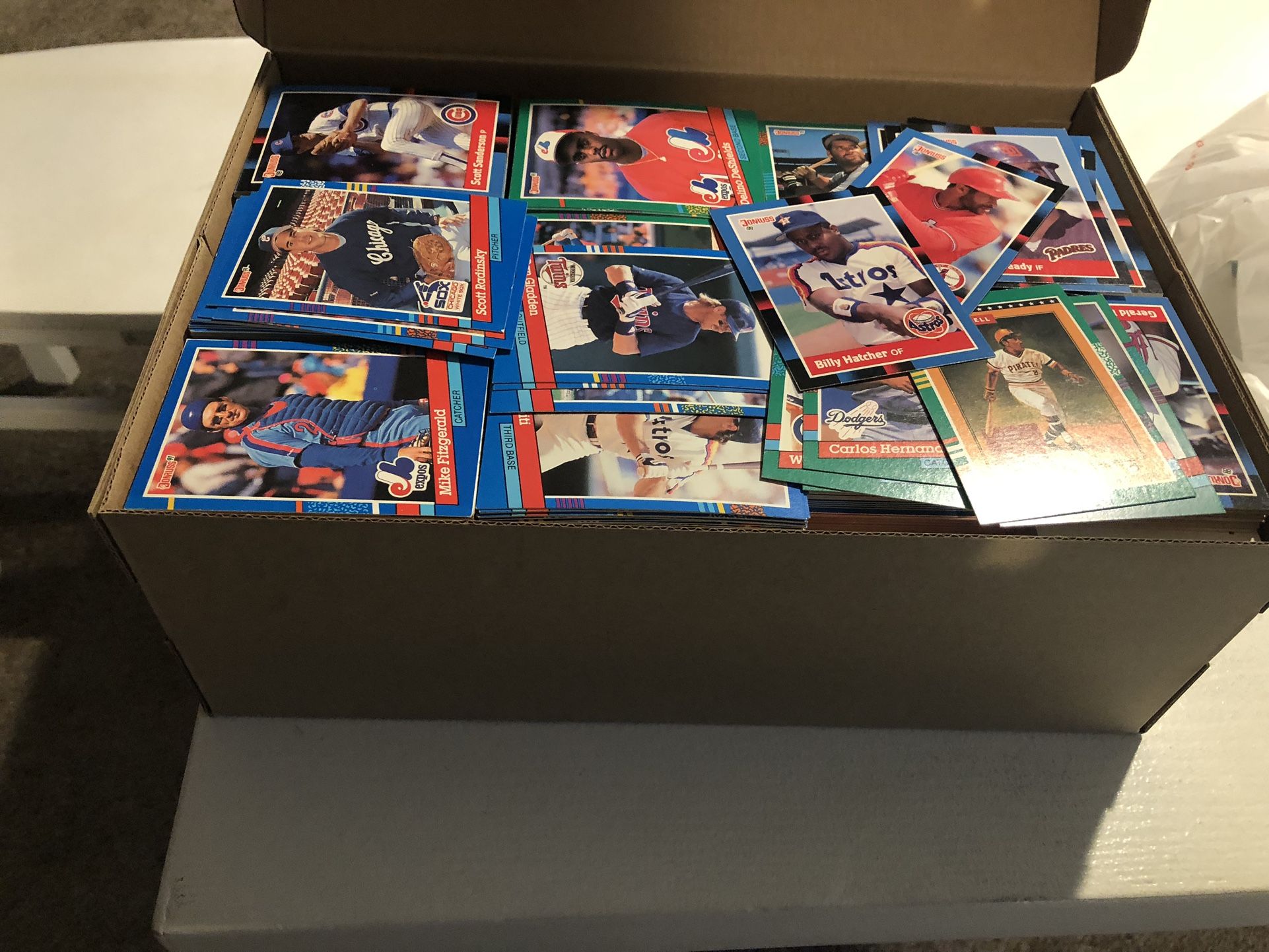 Shoebox of common baseball cards
