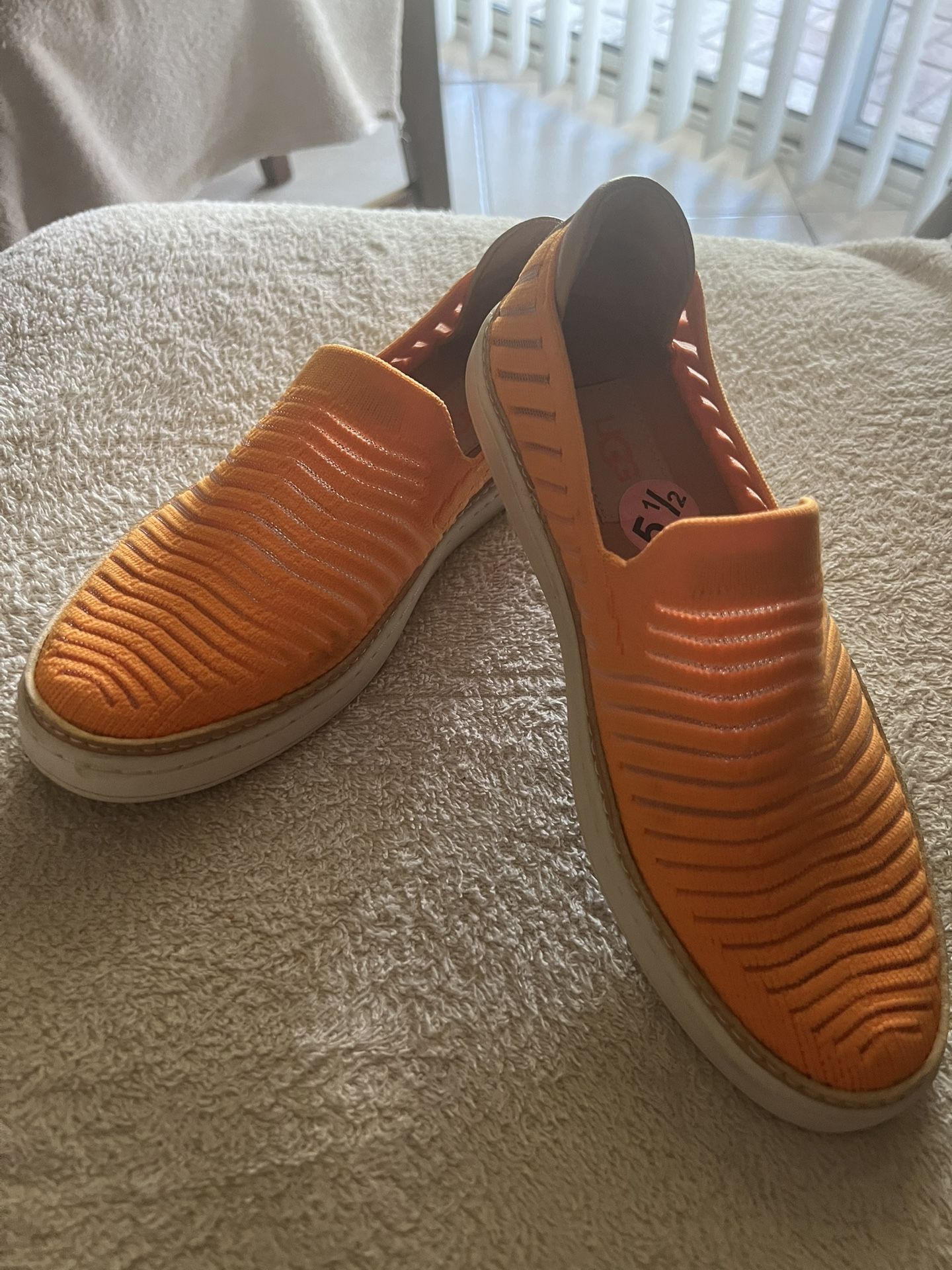 UGGS Size 5 1/2 Good Conditions