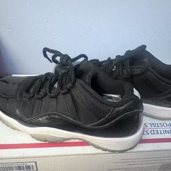 Retro Jordan 11 Low Black/white Size 7Y