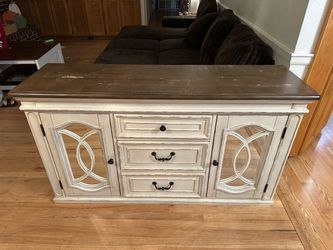 Realyn Dining Server