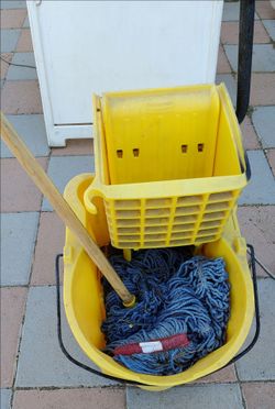 Rubbermaid Commercial WaveBrake Mop Bucket and Wringer