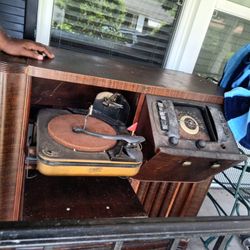 Zenith Turn Table And Radio System 