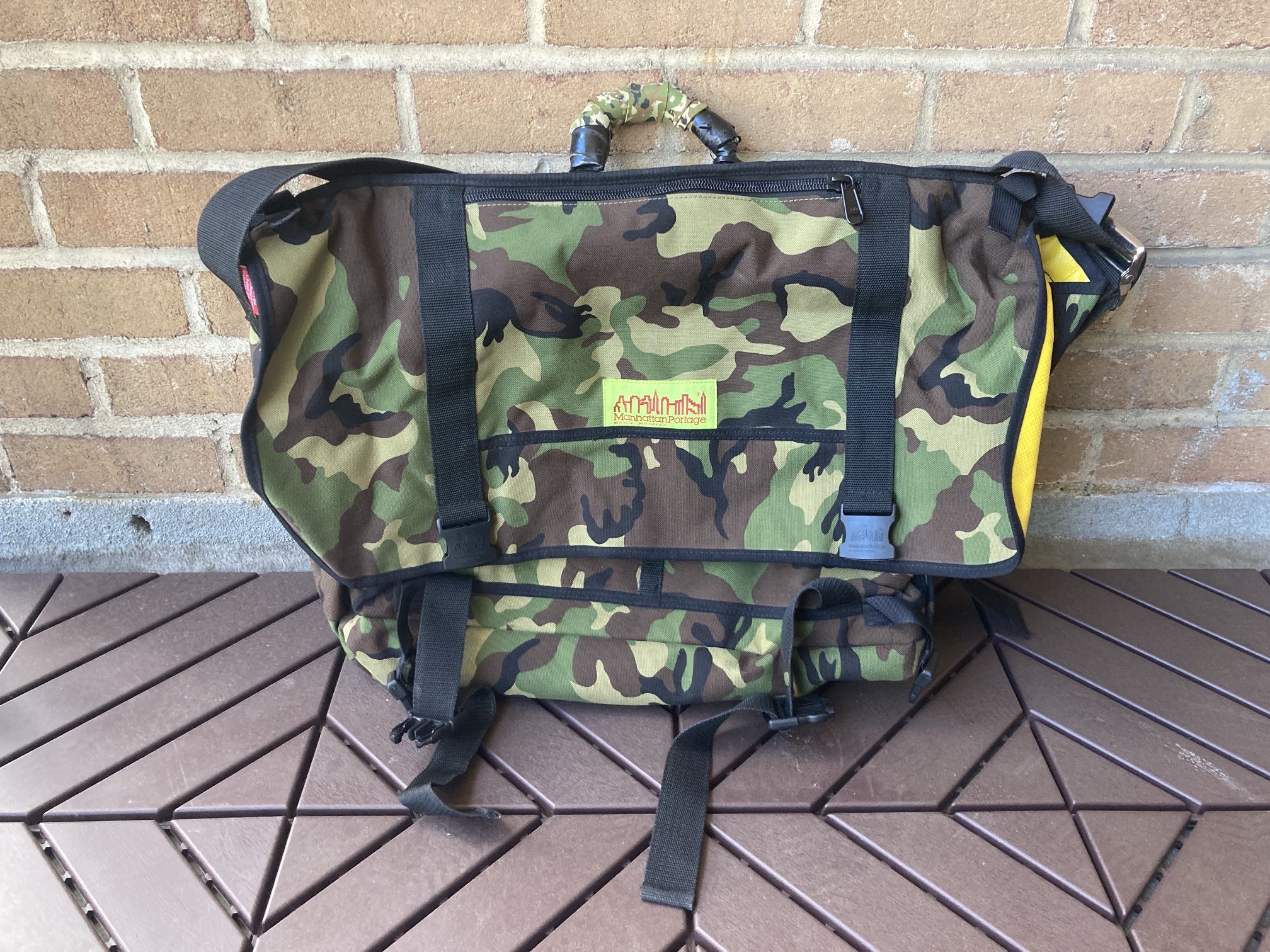NY Messenger Bag ( LG ) For Sale !