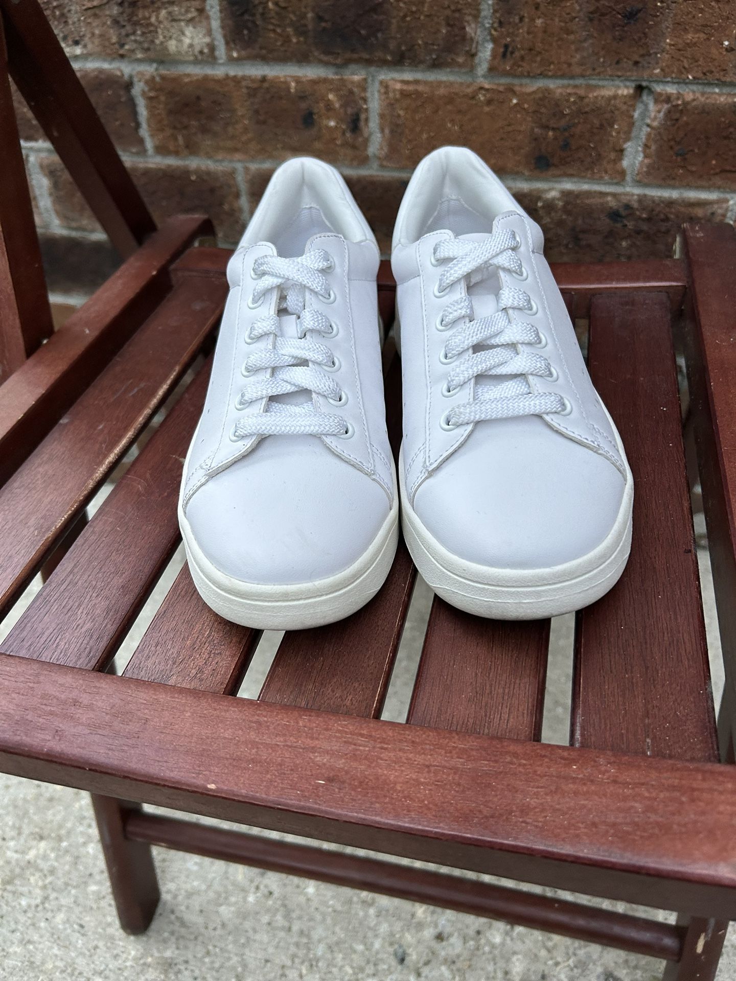 H.M Girls Tennis shoe Size 6