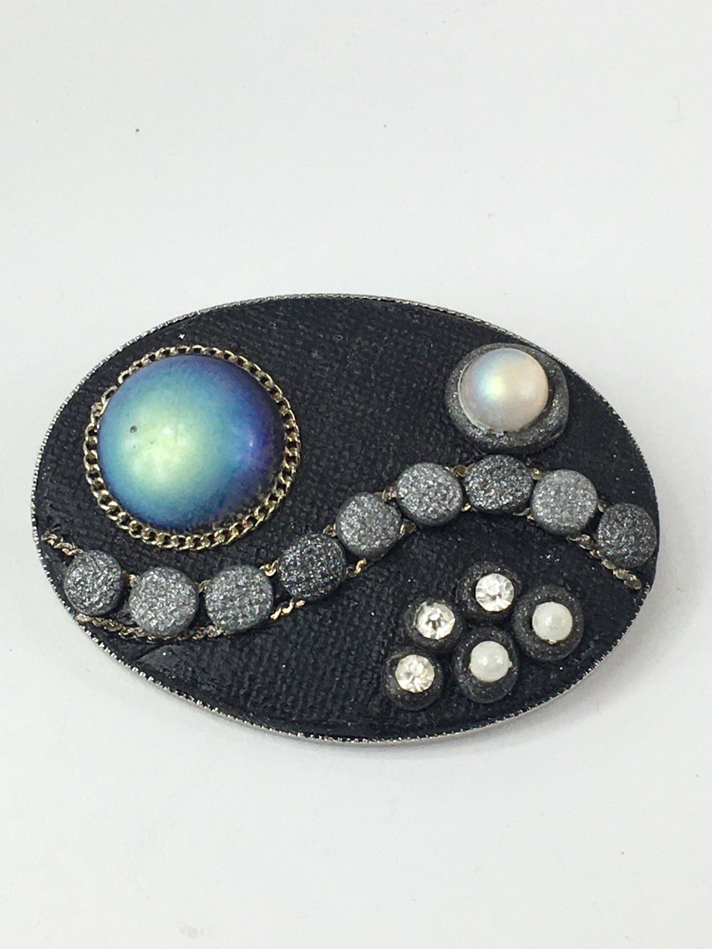 BROOCH 