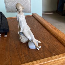 Lladro Figurine -  Girl With Mothers Shoe
