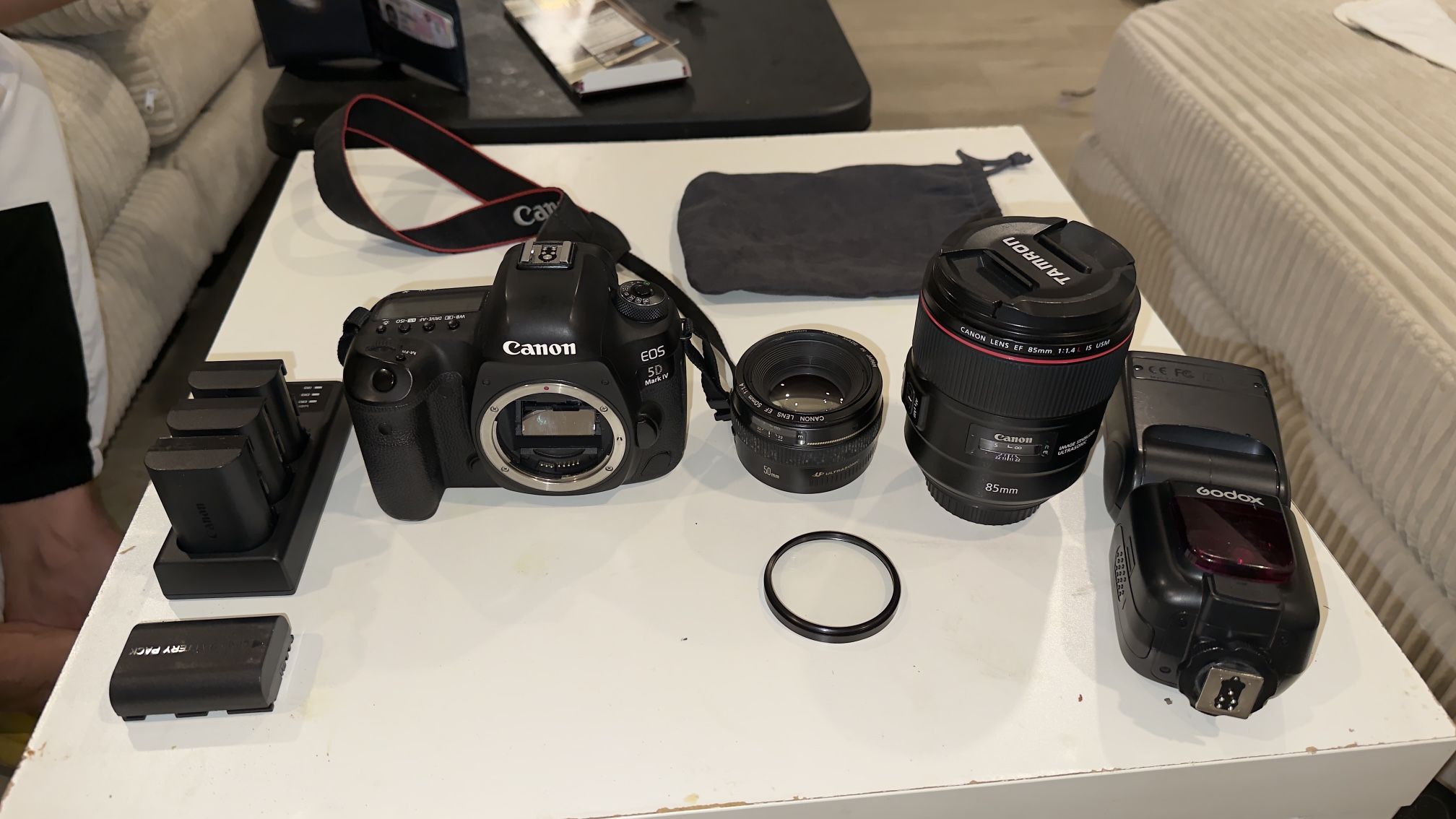 Canon 5D Mark IV + 85mm L + 50mm 1.4 + Flash Kit – Excellent Condition 🔥