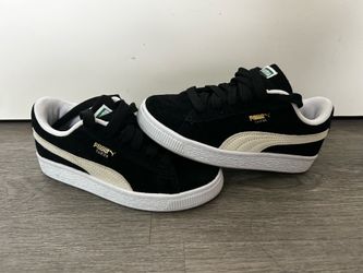 These Vans Authentic sneakers feature a classic black and white checkerboard pattern on the canvas upper. (Size 2) 8$!!!!!