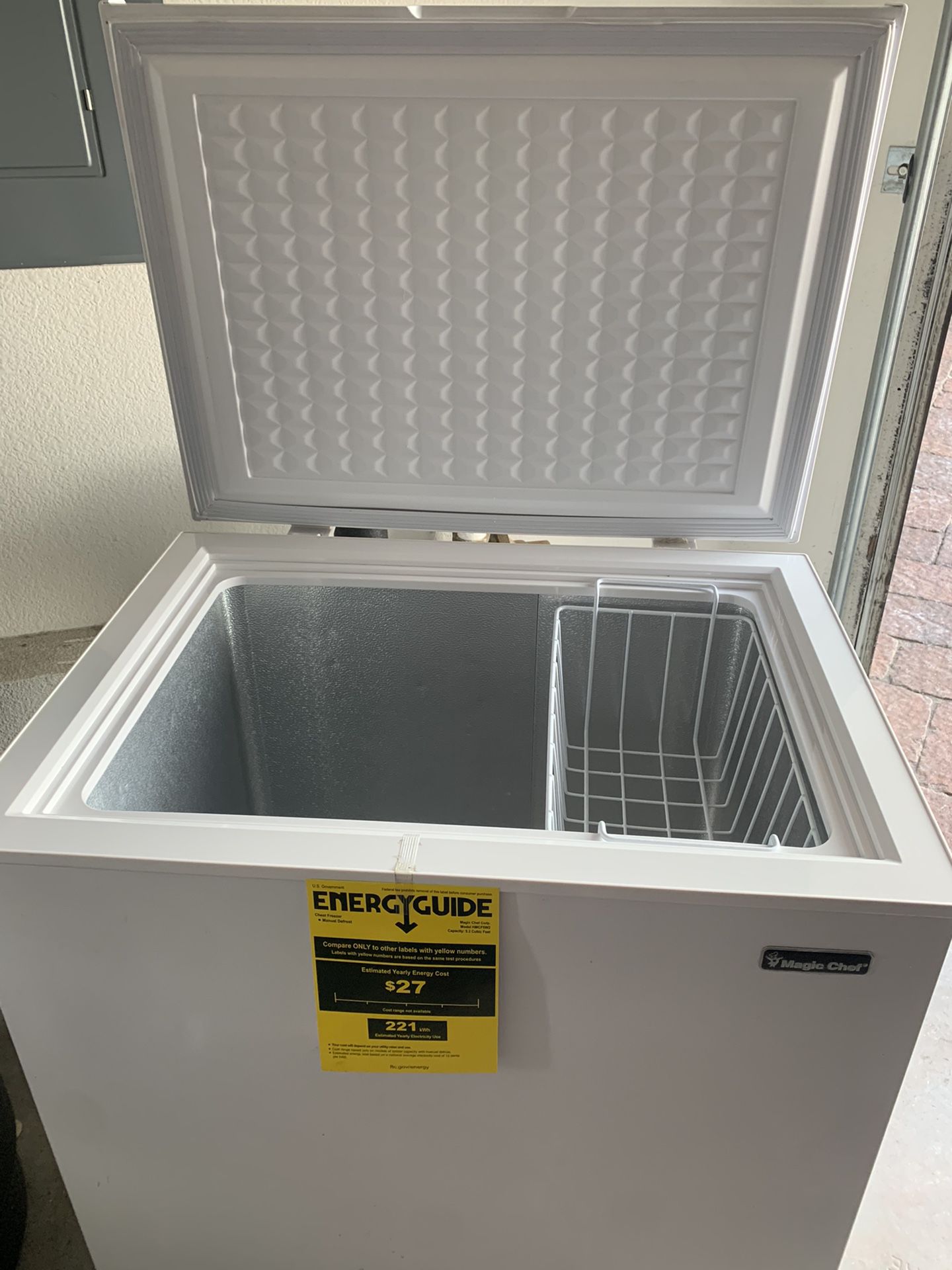 HMCF5W2 White  Magic Chef Ice chest box 5.2 Cubic Feet Garage Freezer Fridge 