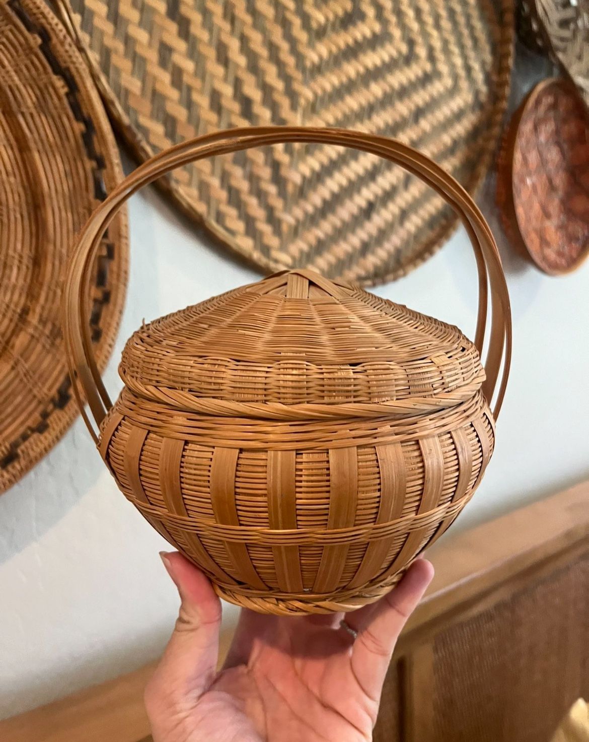 Vintage Wicker Basket With 4 Wicker Fish Napkin Holders 