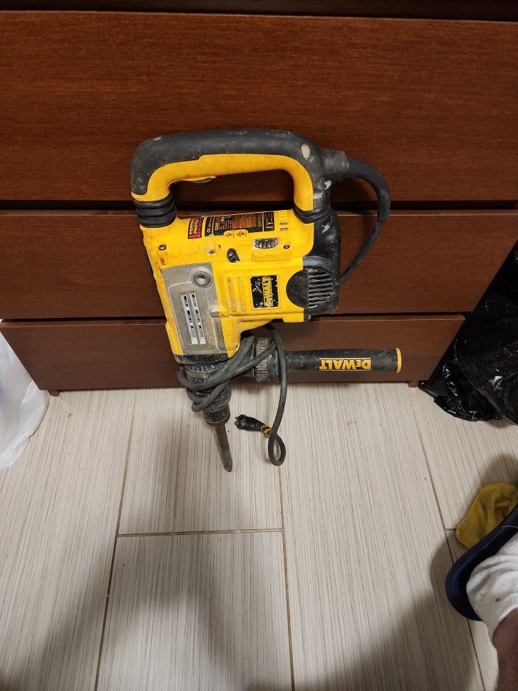 DEWALT D25602 HAMMER