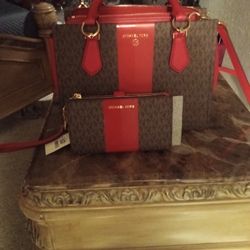 Micheal Kors Purse And Wallet 