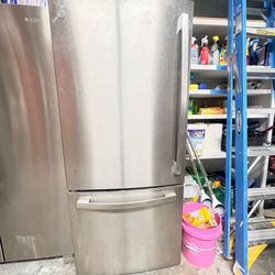 GE refrigerator with icemaker