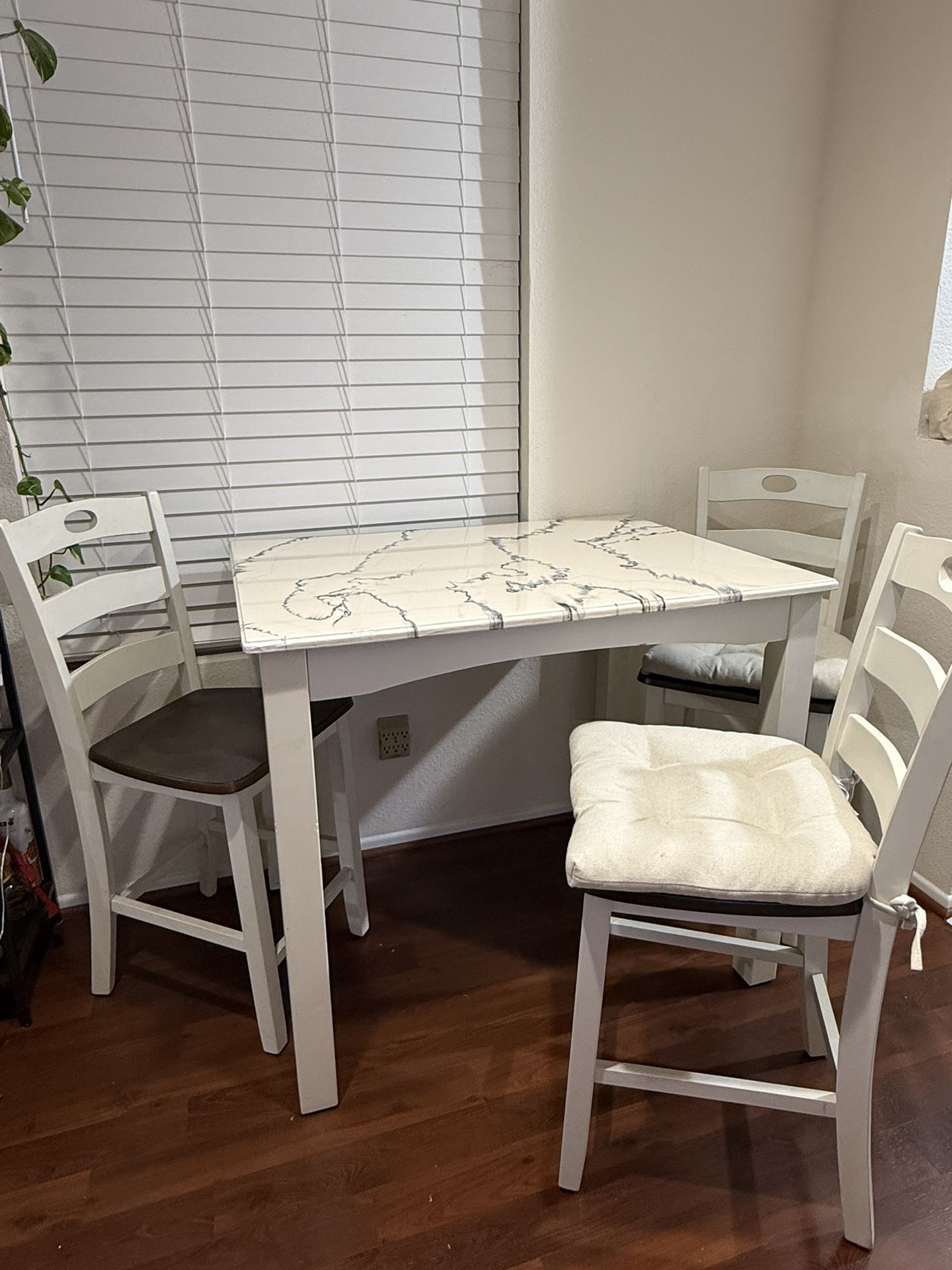 Dinning Table With 3 Chairs